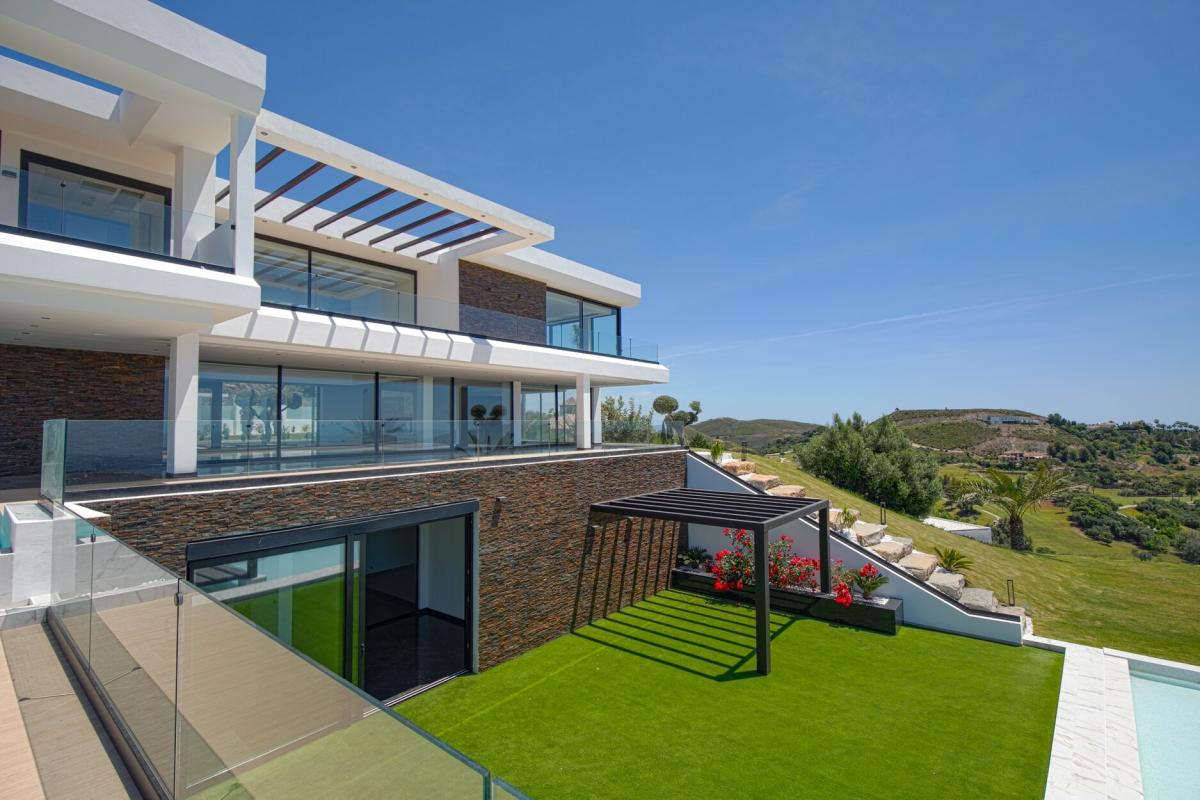 Brand new contemporary Villa in Benahavis - mibgroup.es