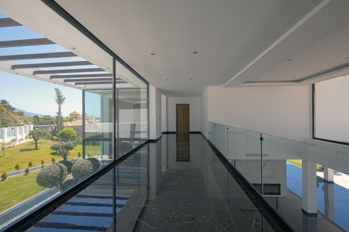 Brand new contemporary Villa in Benahavis - mibgroup.es