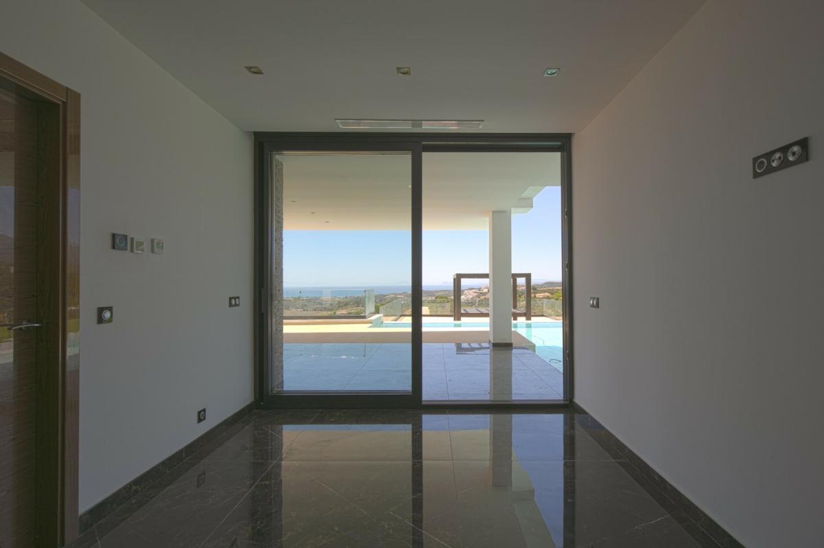 Brand new contemporary Villa in Benahavis - mibgroup.es