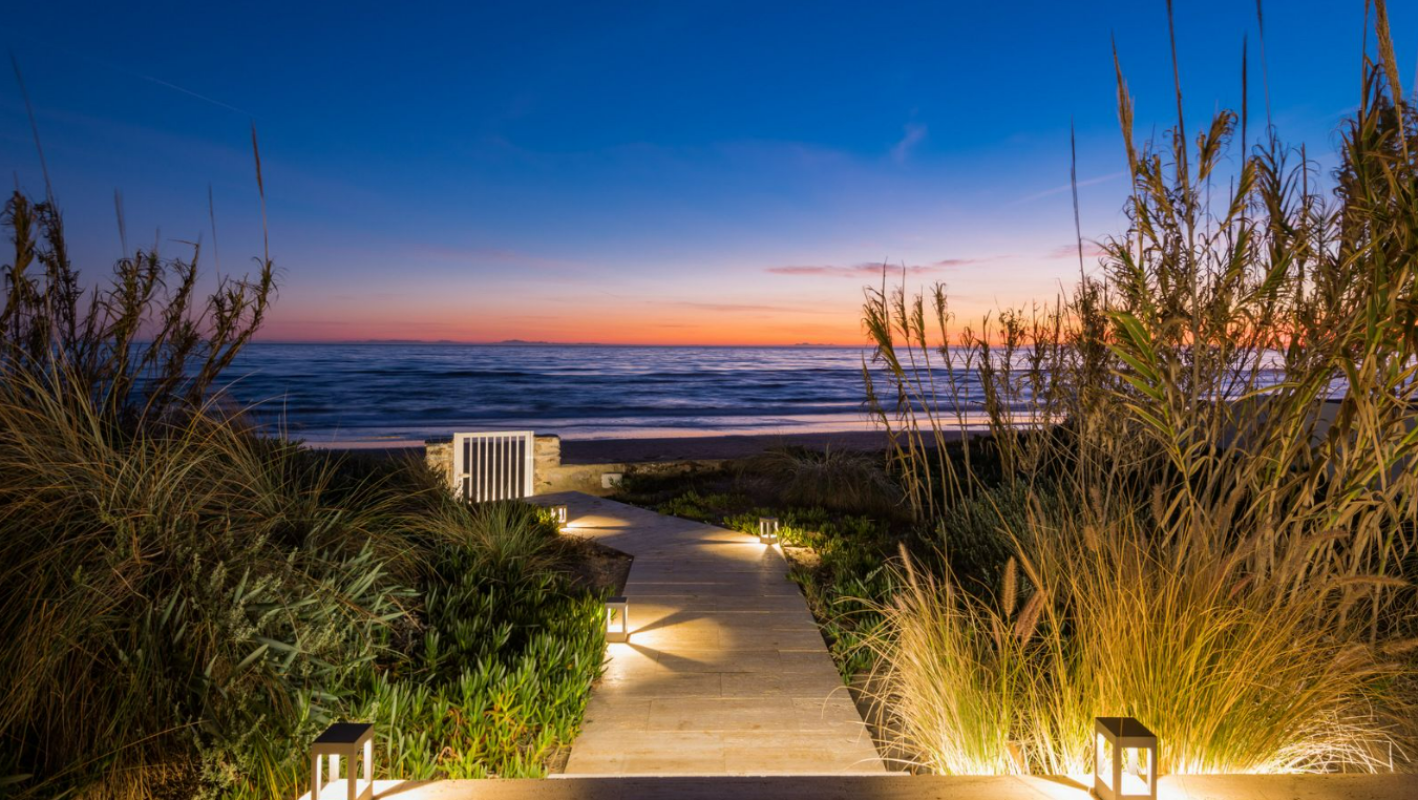 Contemporary Beachfront Villa - mibgroup.es