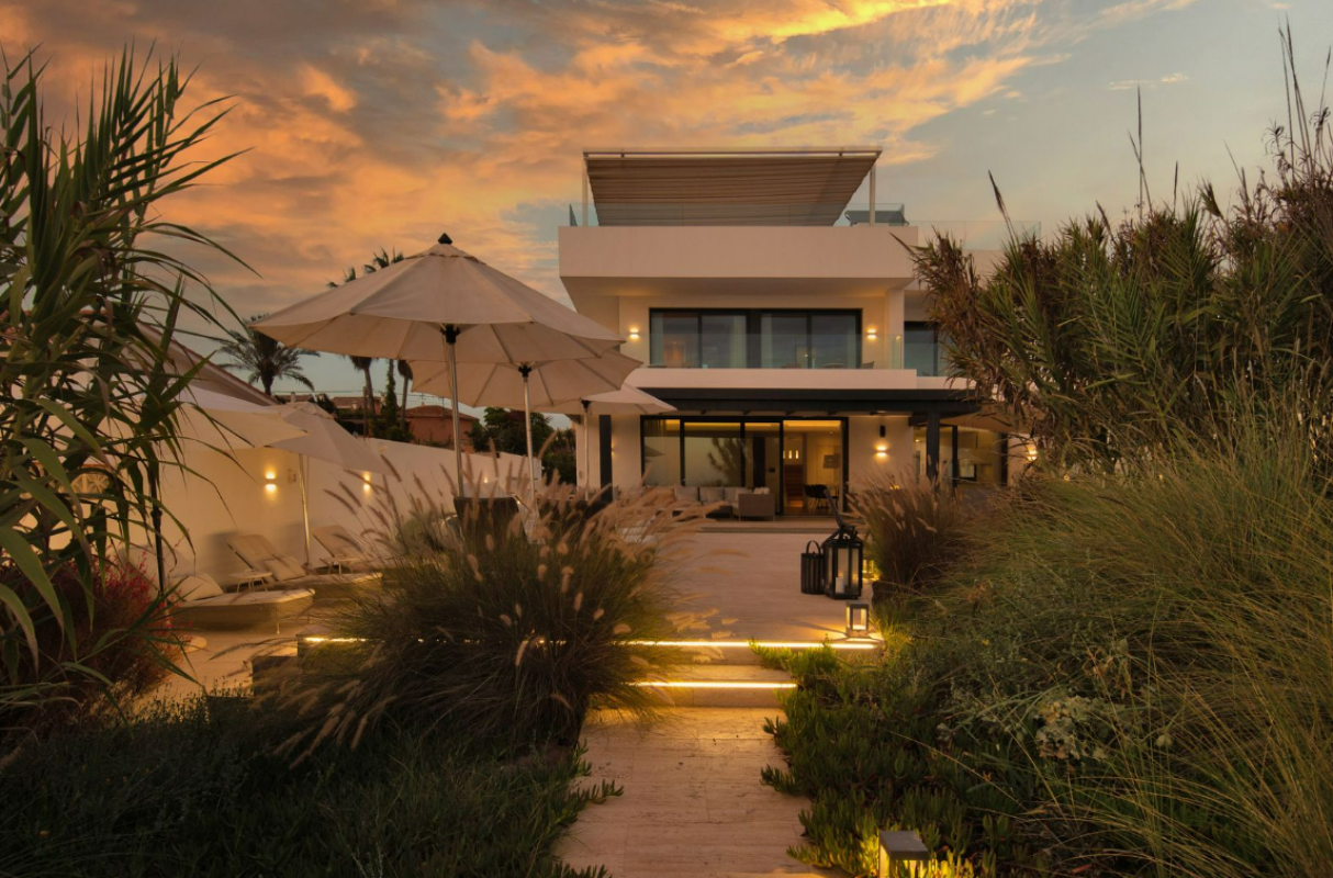 Contemporary Beachfront Villa - mibgroup.es