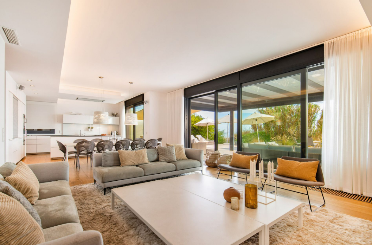 Contemporary Beachfront Villa - mibgroup.es