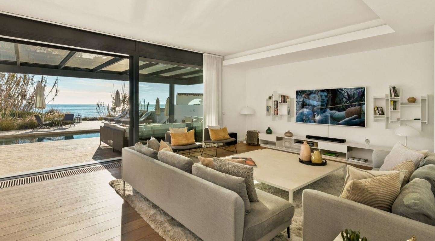 Contemporary Beachfront Villa - mibgroup.es