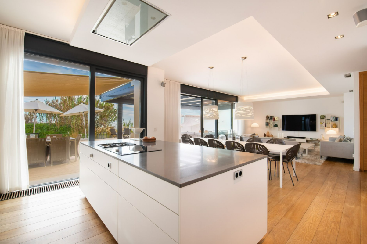 Contemporary Beachfront Villa - mibgroup.es