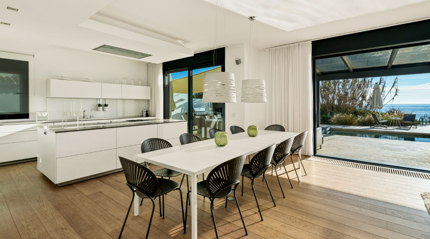 Contemporary Beachfront Villa - mibgroup.es