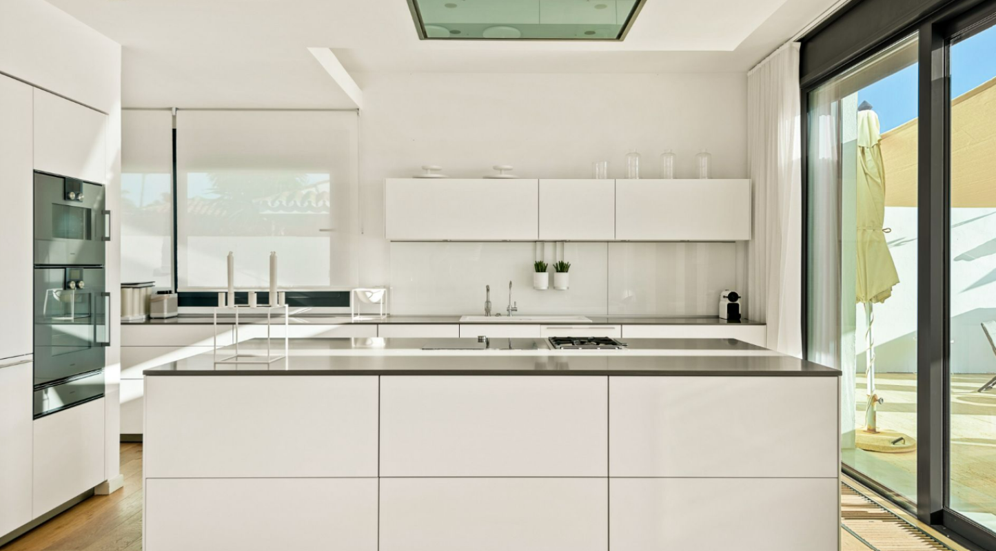 Contemporary Beachfront Villa - mibgroup.es