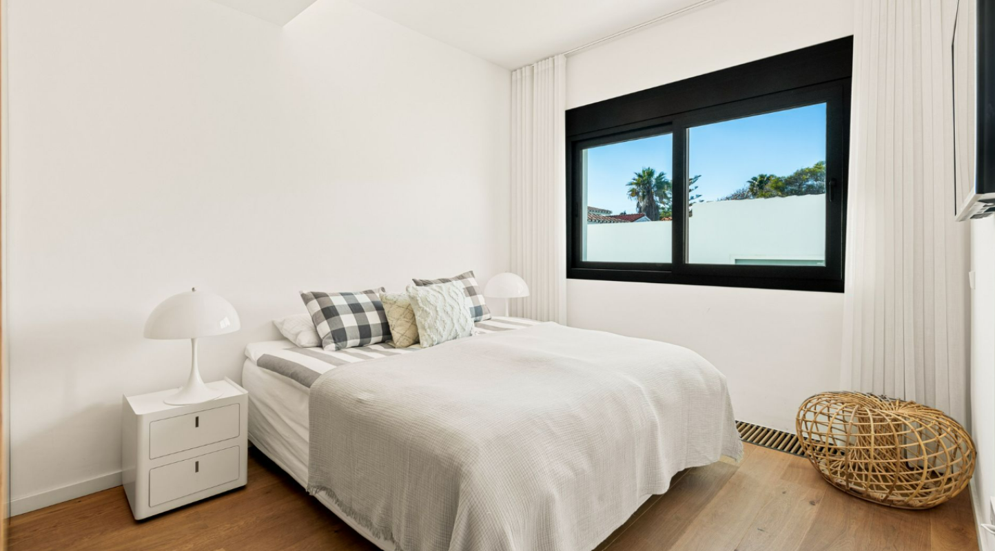 Contemporary Beachfront Villa - mibgroup.es