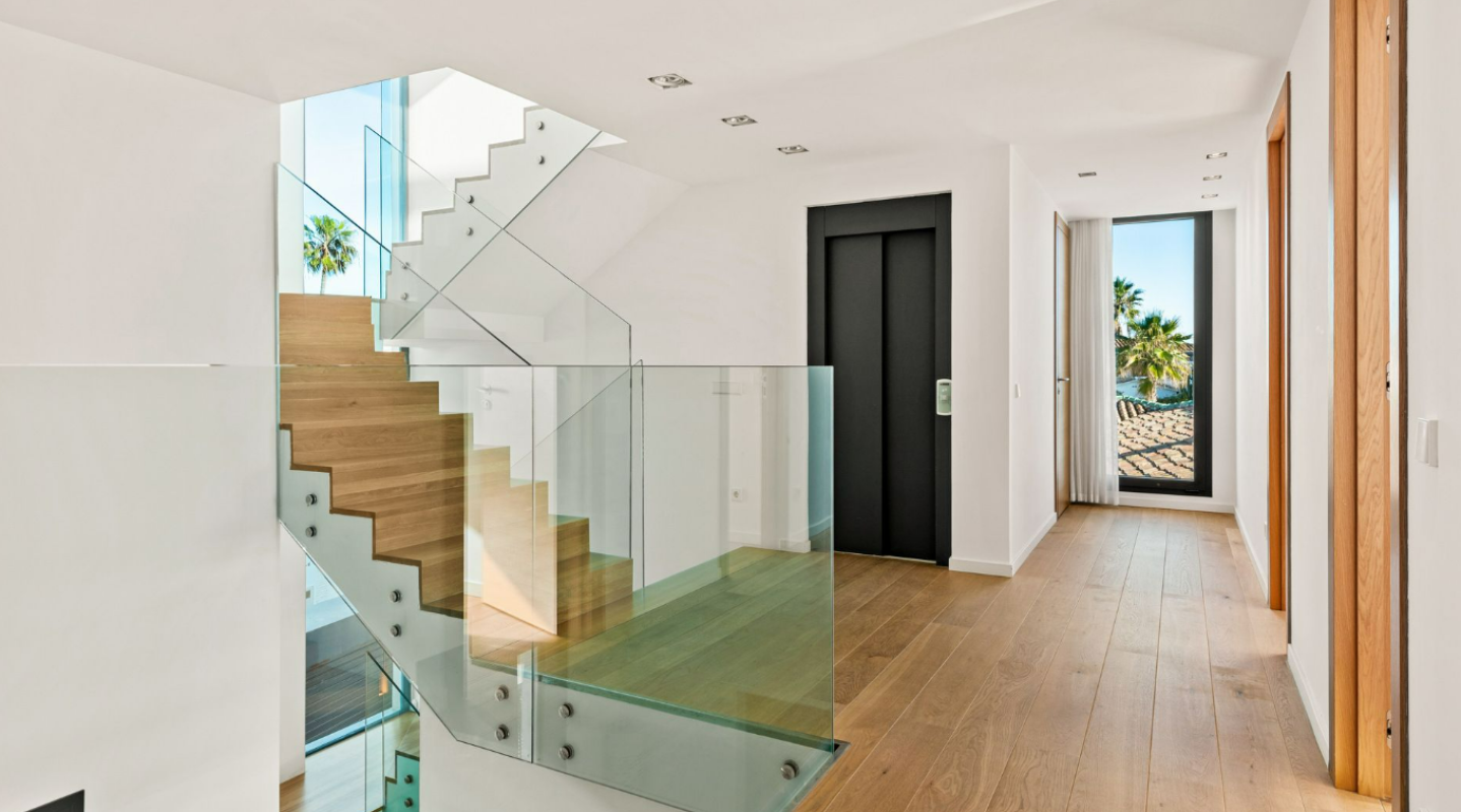 Contemporary Beachfront Villa - mibgroup.es