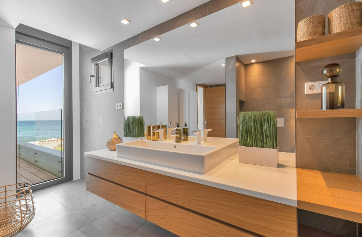 Contemporary Beachfront Villa - mibgroup.es