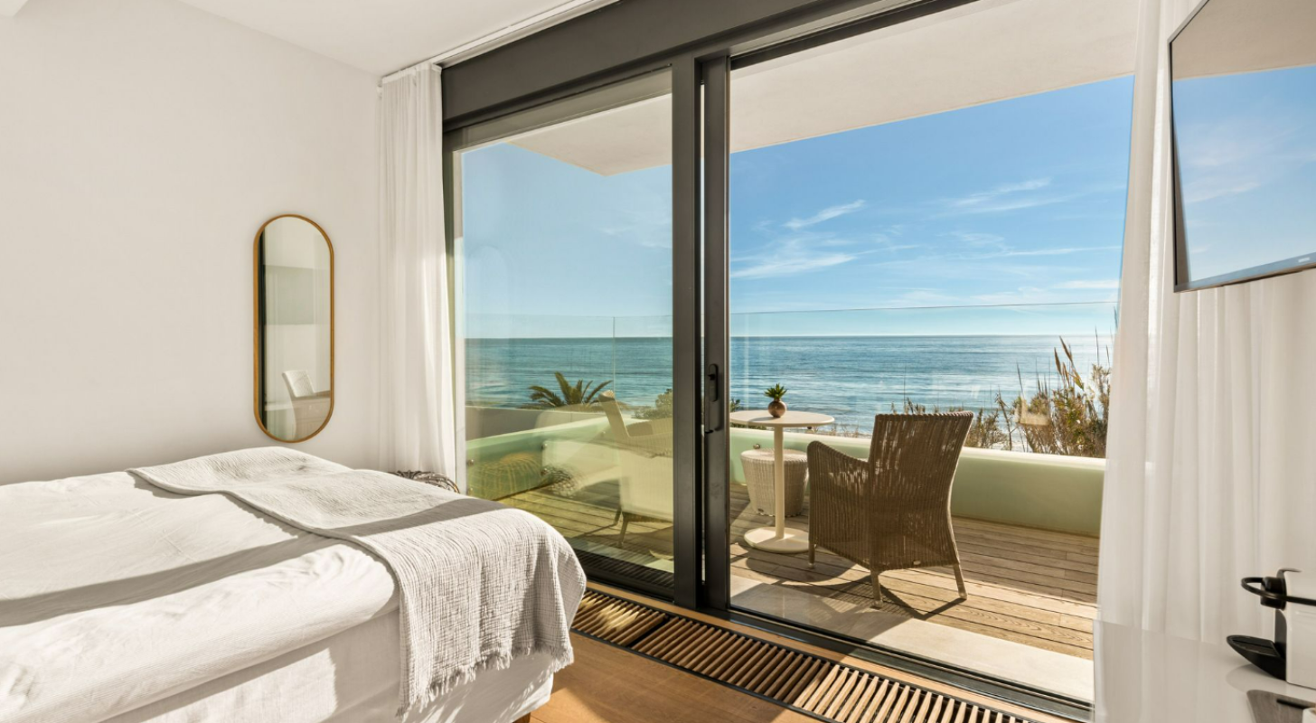 Contemporary Beachfront Villa - mibgroup.es