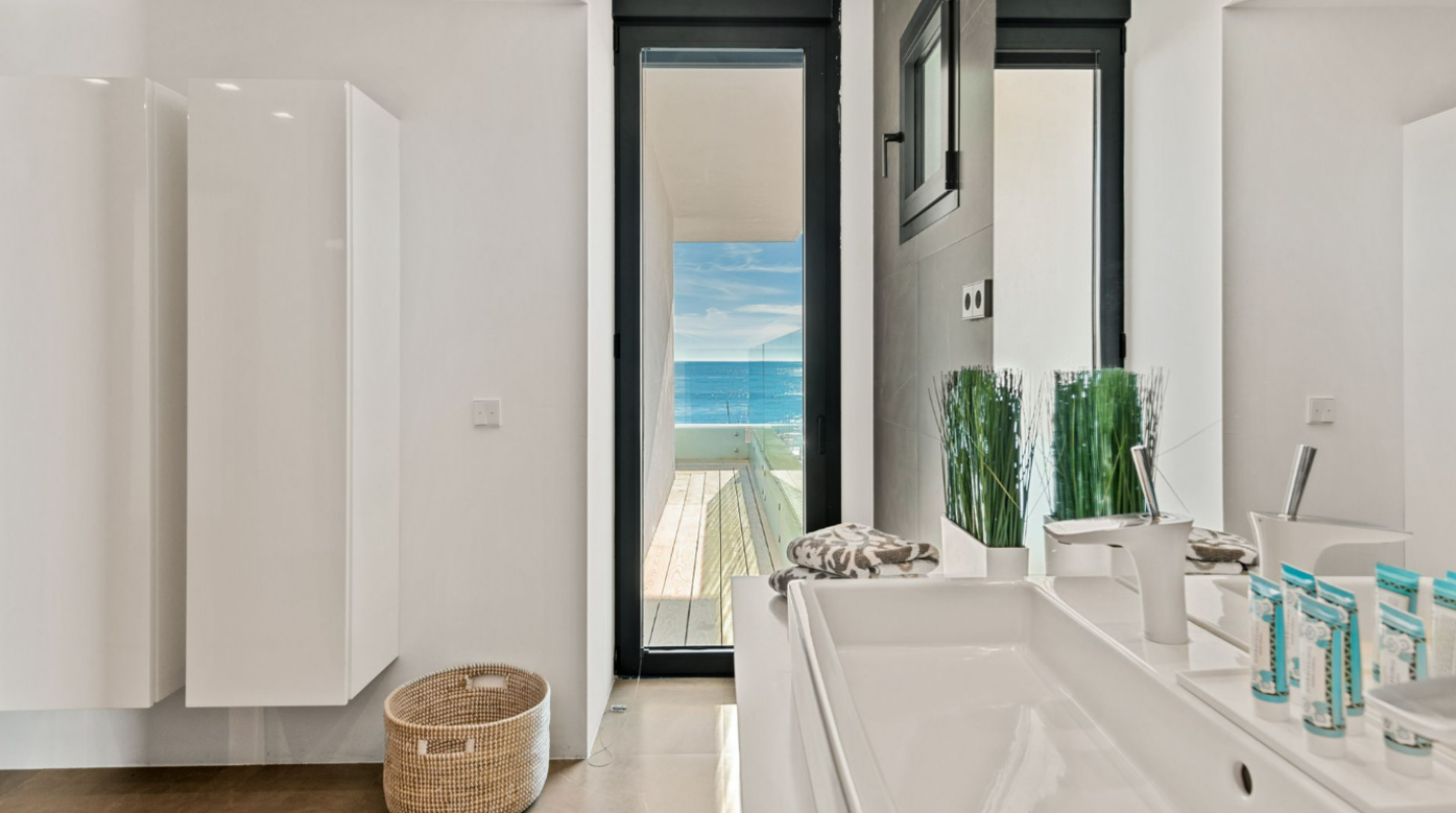 Contemporary Beachfront Villa - mibgroup.es