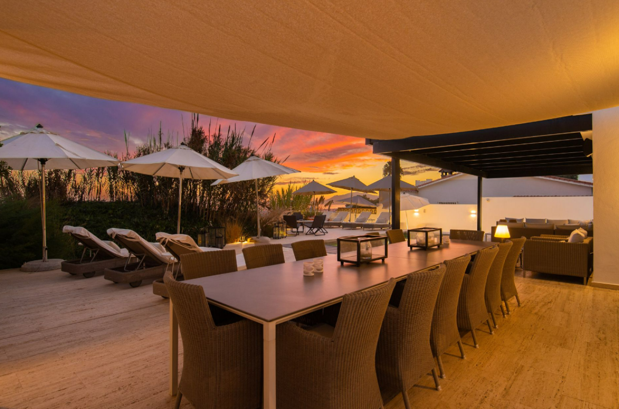 Contemporary Beachfront Villa - mibgroup.es