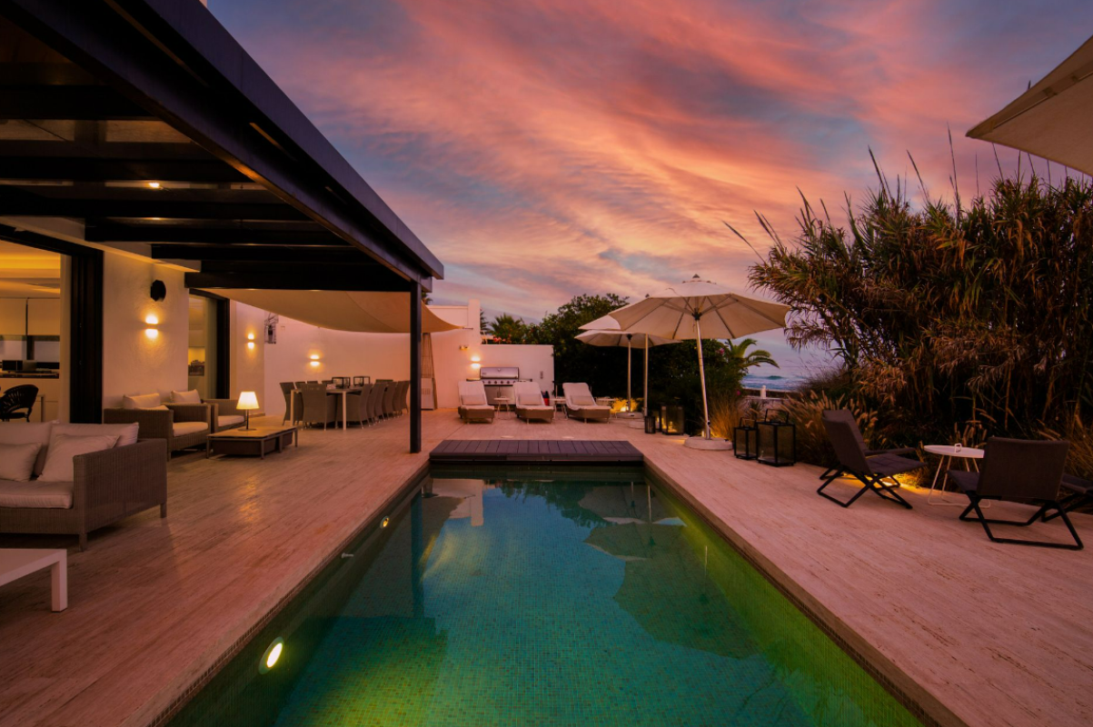 Contemporary Beachfront Villa - mibgroup.es